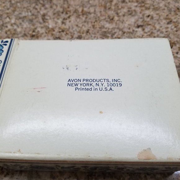 Vintage Avon Delft Blue Soap Bar, Soap Dish, & Skin So Soft Bath Oil - Picture 4 of 14